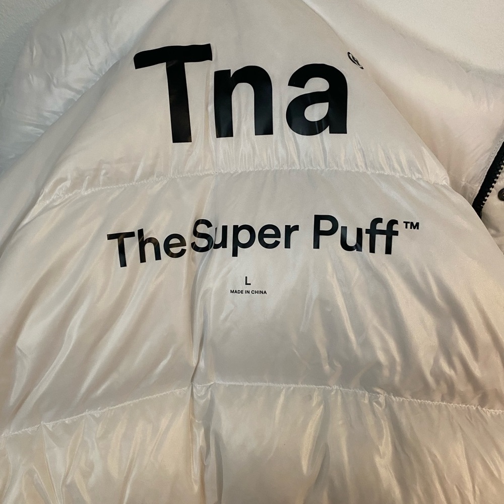 Barley worn Aritzia White hi gloss tna super puff, it’s  warm and bit oversized